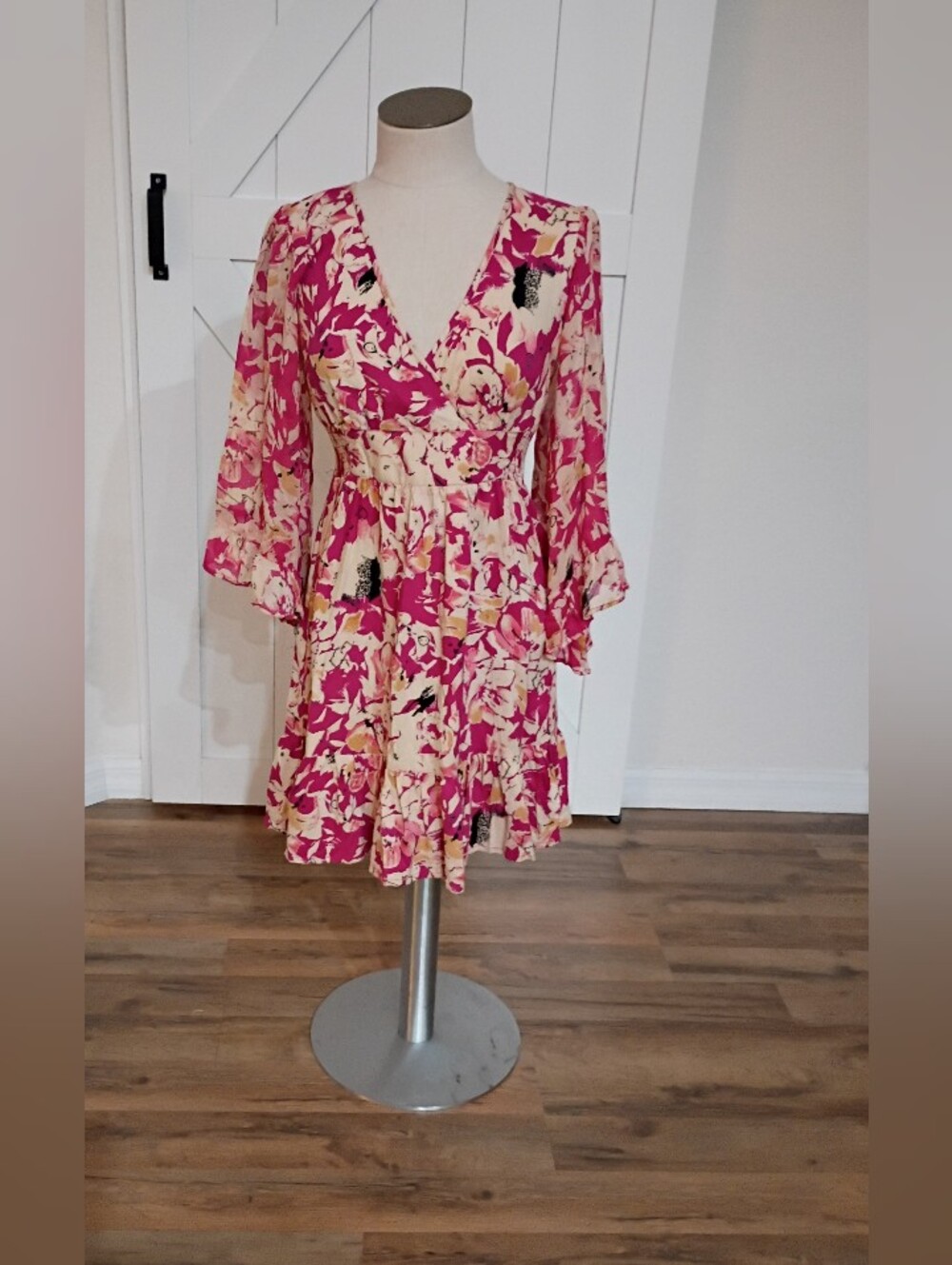 Angie Deep Pink/Cream Floral V-Neck Ruffle Dress.     (NWT!)